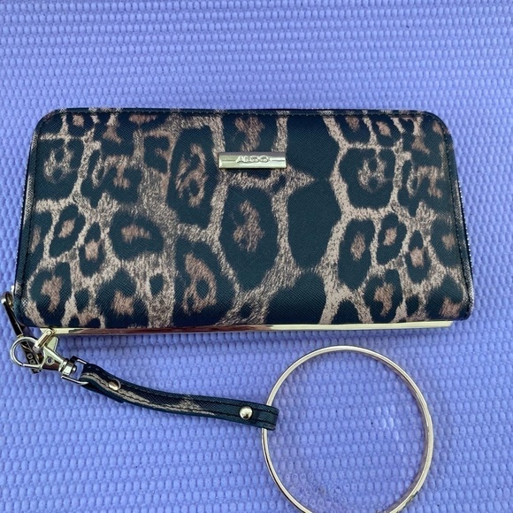 Cheetah Print 
ALDO Animal Print wallet With Detachable Strap Gold Colored ring - Picture 5 of 11